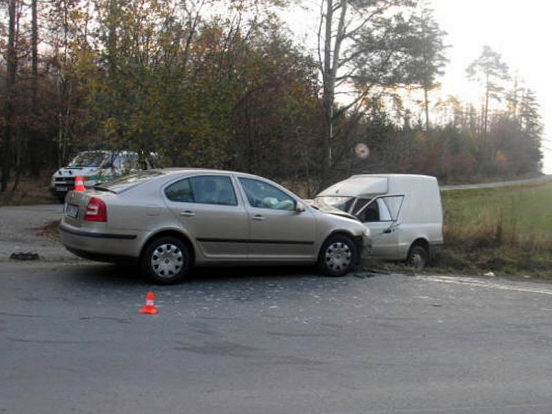 S vážným zraněním byl šestapadesátiletý šofér převezen rychlou záchrannou službou k ošetření do Fakultní nemocnice v Olomouci.