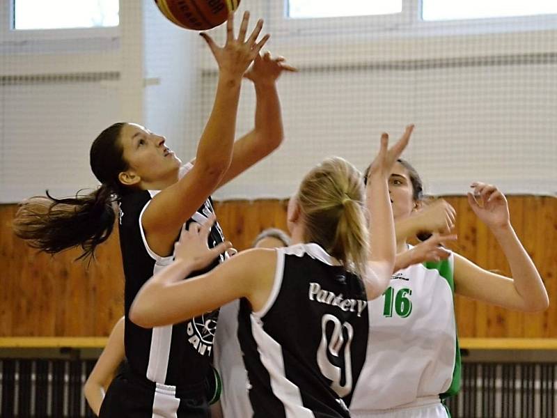 Hranické basketbalistky (v černém)