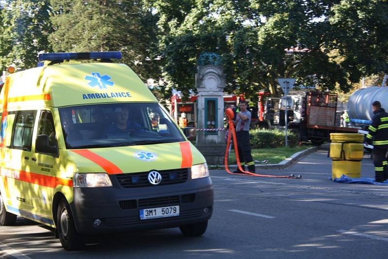 Cvičení, při kterém do stromu nabourala cisterna plná nafty, obnášelo jak záchranu raněných, tak především zajištění unikající látky