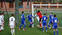 Fotbalisté Tatranu Všechovice (v modrém) doma proti 1. HFK Olomouc.