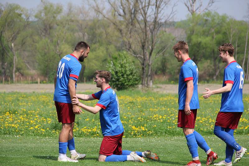 Strhující derby olomouckého krajského přeboru mezi fotbalisty Ústí (ve žlutém) a FC Želatovice.