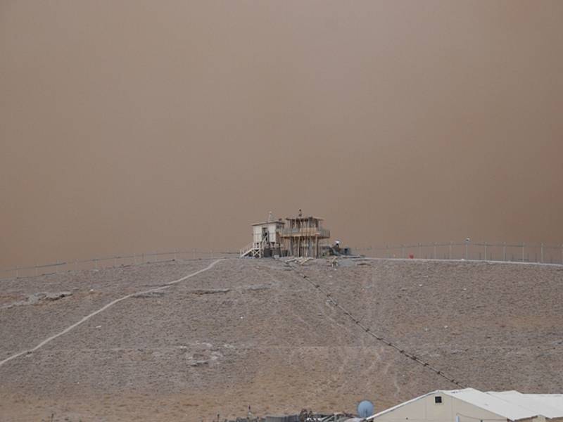 Zvířený prach provázel slabý déšť. Dohlednost byla v době bouře jen osmdesát metrů.