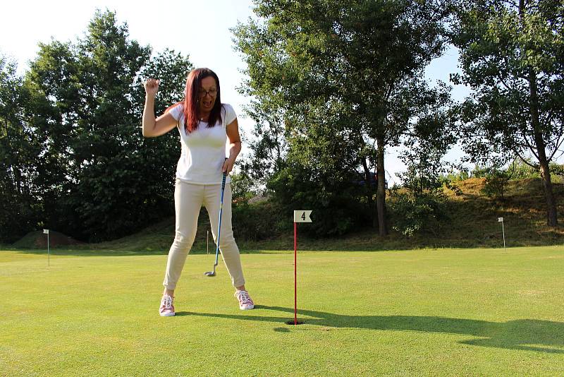 K celosvětovému Dni žen na golfu se připojuje také Golfový klub Radíkov. Na vlastní kůži si tento v Česku ještě ne příliš tradiční sport vyzkoušela i šéfredaktorka Přerovského a hranického deníku Liba Mátlová.