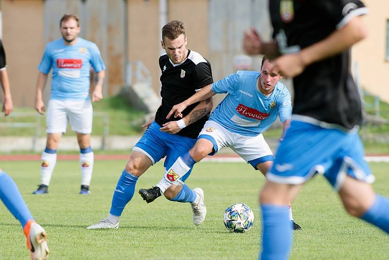 Fotbalisté SK Hranice (v modrém) proti 1. FCV Přerov.