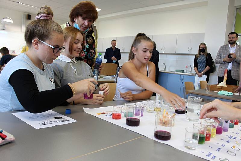 Čtyřmi zbrusu novými moderními učebnami se může pyšnit od pondělí 7. září Základní škola Šromotovo v Hranicích.