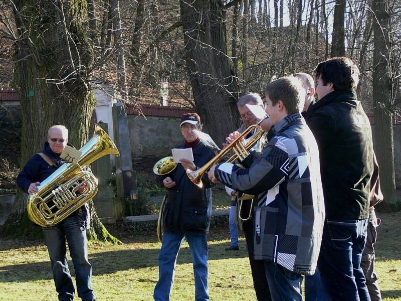 Členové žesťového kvinteta Michala Valenty na Štědrý den zahráli i u Kostelíčka.