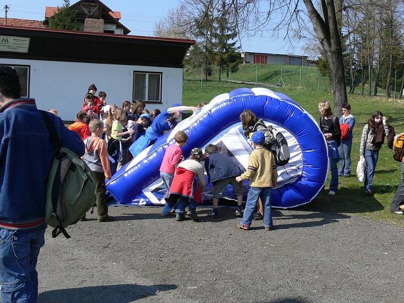 Ani drobná závada na přívodu elektrického proudu nezkazila nikomu náladu. Naopak pro všechny děti byl pohled na ucházející cash boxu velkou legrací!