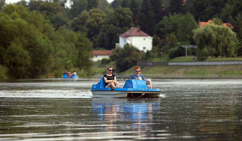 Lodičky, šlapadla - nová atrakce oživila řeku Bečvu v Hranicích na Moravě.