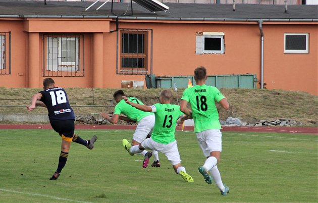 Utkání 1. kola MOL Cupu mezi SK Hranice (v modrém) a MFK Karviná rozhodovaly po remíze 2:2 až penalty. Jakub Rolinc dává gól na 1:0.