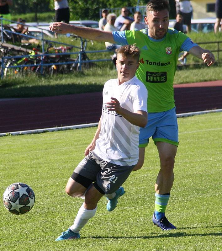 Fotografie ze zápasu 26. kola divize E mezi celky SK Hranice a FK Nové Sady