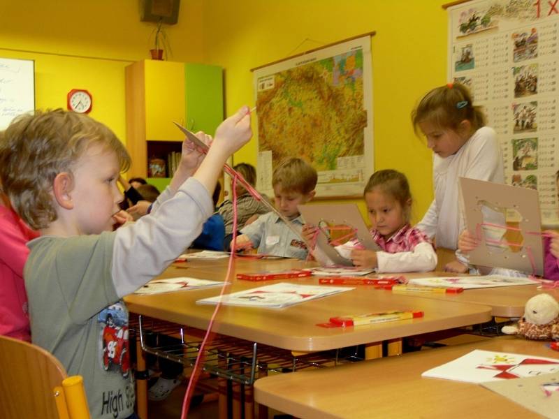 Děti předškolního věku se za doprovodu svých rodičů seznamují s budoucími učiteli