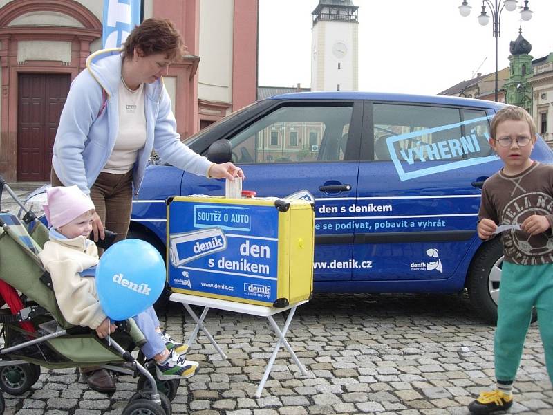 Dvouletá Terezka s maminkou chtějí vyhrát nové auto.