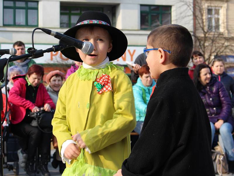 Na akci Vítání jara vystoupila na hranickém náměstí v sobotu 24. března cimbálová muzika Okybača, taneční oddělení ZUŠ Hranice, folklorní soubor Rozmarýnek a Děcka z Drahotuš.