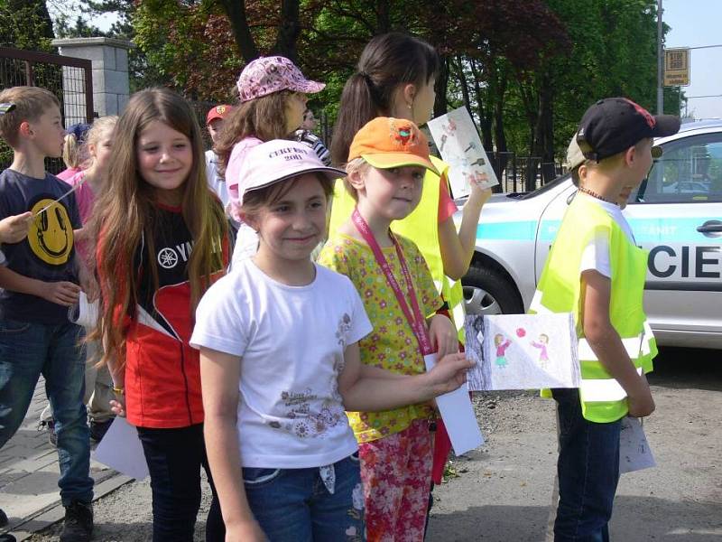 Policisté v Hranicích kontrolovali řidiče za účasti malých školáků.