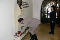 Lidé v Hranicích uctili Masarykovu památku u příležitosti 77. výročí jeho úmrtí