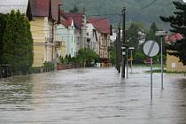 Kropáčova ulice je povodněmi nejvíce zkoušenou ulicí v Hranicích. Na špatnou kanalizaci si zde lidé stěžují řadu let. Na snímku je vidět jak vypadala Kropáčova ulice při povodních v květnu 2010. 