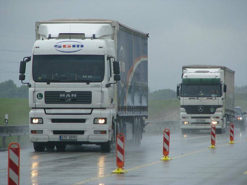 Dálniční úsek mezi Bělotínem a Hladkými Životicemi: řidiči od Ostravy musí jet v protisměru, kamiony předjíždějí kvůli zúženým pruhům jen odvážlivci. 