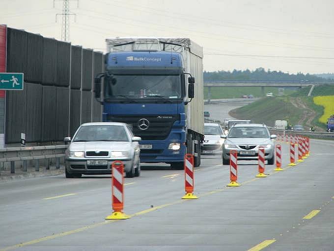 Dálniční úsek mezi Bělotínem a Hladkými Životicemi: řidiči od Ostravy musí jet v protisměru, kamiony předjíždějí kvůli zúženým pruhům jen odvážlivci. 