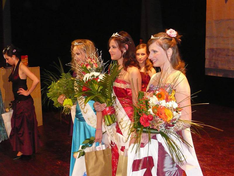 Dívka roku 2010 Adriana Perdulová se svými vicemiss