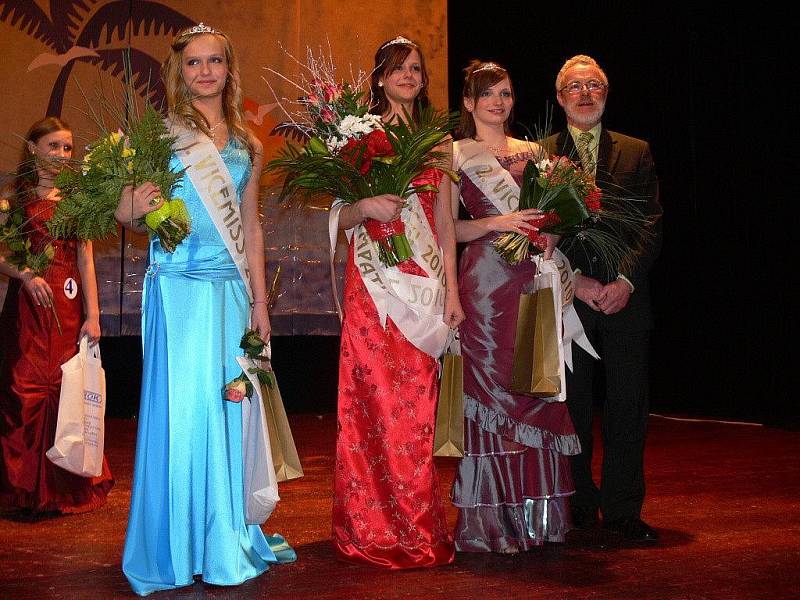 Dívka roku 2010 Adriana Perdulová se svými vicemiss