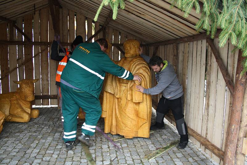 Dřevěný betlém hranického řezbáře Jana Vinckera (na snímcích v šedé mikině) je od pondělí 27. listopadu ozdobou vánočního náměstí v Hranicích.