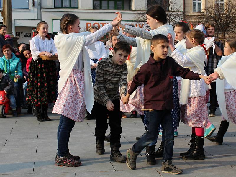 Na akci Vítání jara vystoupila na hranickém náměstí v sobotu 24. března cimbálová muzika Okybača, taneční oddělení ZUŠ Hranice, folklorní soubor Rozmarýnek a Děcka z Drahotuš.