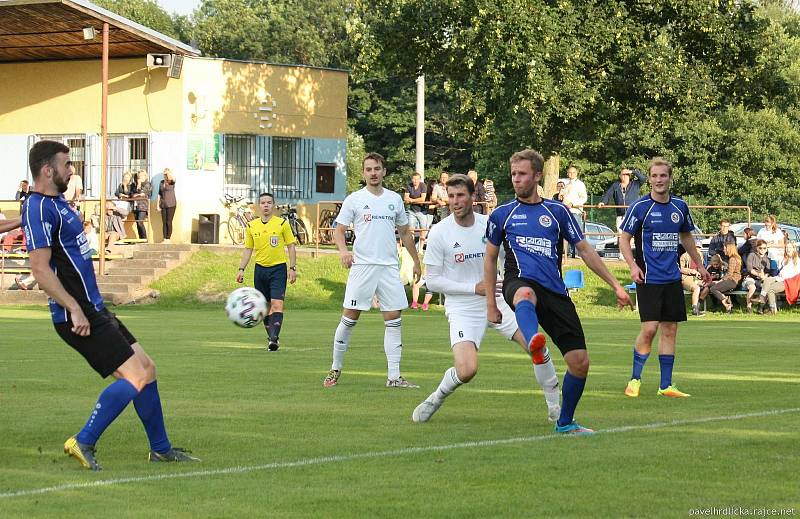 Fotbalisté Všechovic (v bílém) v přípravě proti Bystřici pod Hostýnem.