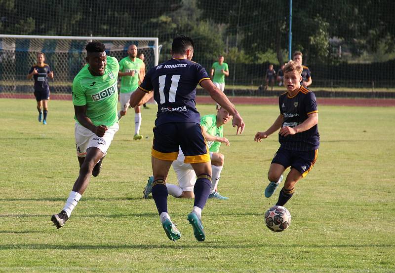 Utkání 1. kola MOL Cupu mezi SK Hranice (v modrém) a MFK Karviná rozhodovaly po remíze 2:2 až penalty.