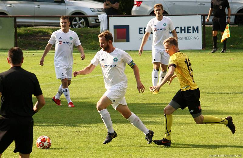 Fotbalisté Tatranu Všechovice (v bílém) proti třetiligové Odře Petřkovice.