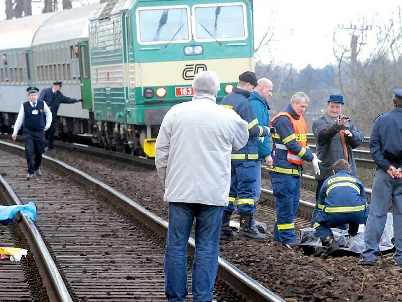 Dva bezdomovci si letos v březnu v Přerově krátili cestu se sběrem přes koleje – oba po srážce s vlakem zemřeli.