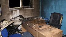 Policejní vyšetřovatel vyčíslil škodu na 100 tisíc korun a další, která dosud nebyla ustanovena, vznikla také na poškození kancelářských prostor.