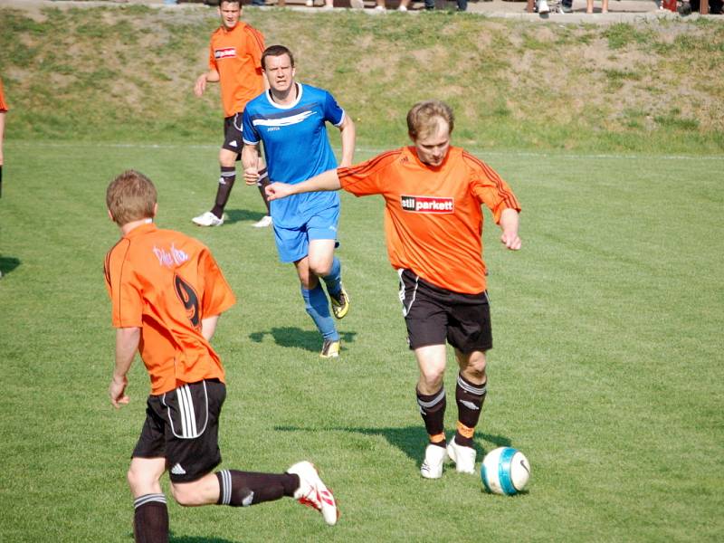 Krajský přebor:  Kozlovice (v oranžovém) proti Šternberku.