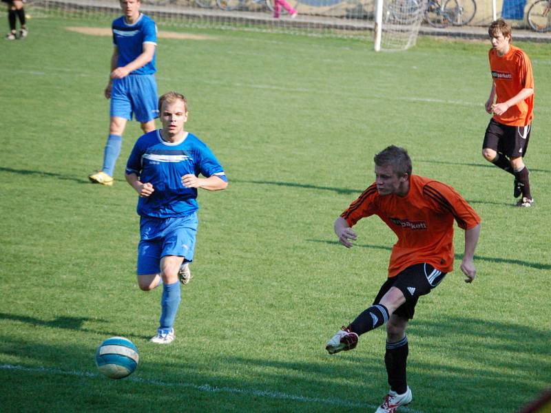 Krajský přebor:  Kozlovice (v oranžovém) proti Šternberku.