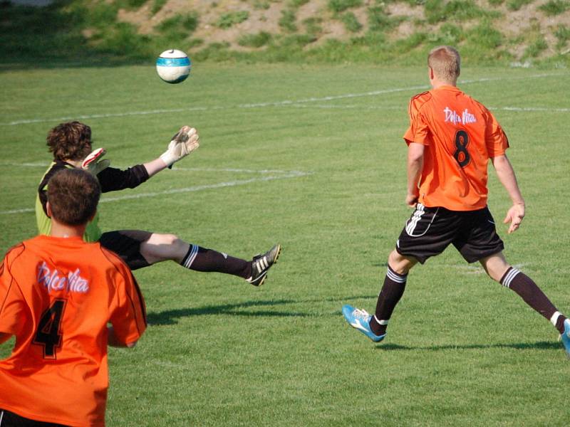 Krajský přebor:  Kozlovice (v oranžovém) proti Šternberku.