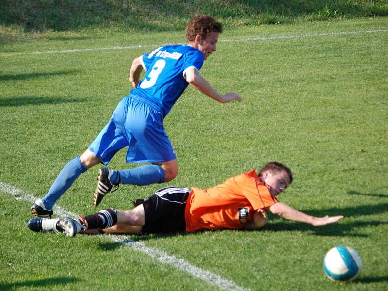 Krajský přebor:  Kozlovice (v oranžovém) proti Šternberku.