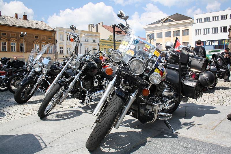 Na hranické náměstí se v sobotu 27. května sjely přes dvě stovky motorek, mezi kterými kralovala legendární značka Harley Davidson.