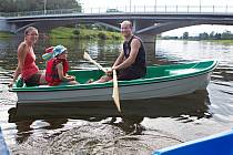 Po řece Bečvě v Hranicích se lze projet na lodičkách či šlapadlech