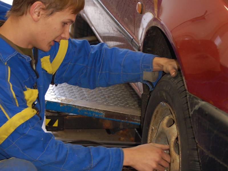 Plné ruce práce mají v těchto dnech automechanici s výměnou letních pneumatik za zimní.