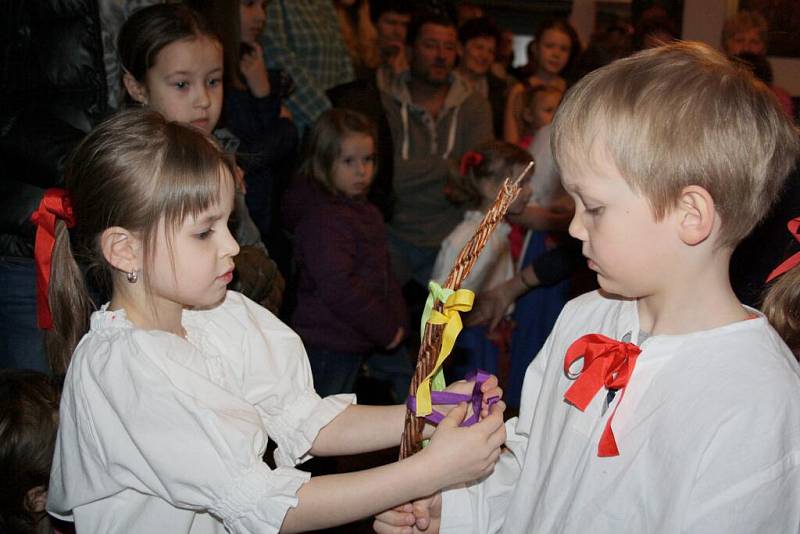 Slavnostní vernisáž Výstavy velikonoční tradic v Galerii M+M zpestřilo vystoupení folklorního souboru Rozmarýnek, které poté v zahradní galerii vystřídaly děti z MŠ a ZŠ Drahotuše