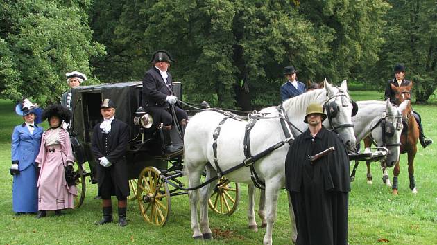 O uplynulém víkendu zaplnily zámecký park staré automobily a kočáry.