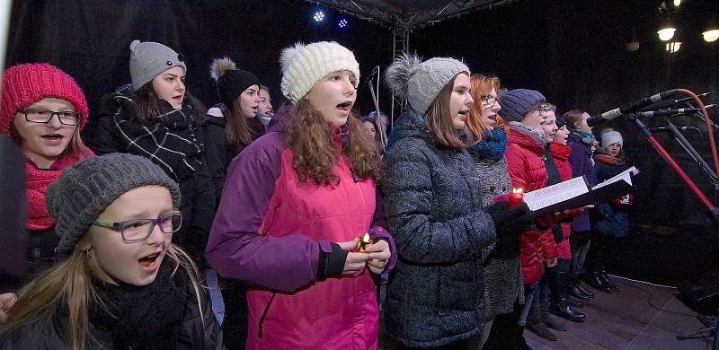 Česko zpívá koledy na Masarykově náměstí v Hranicích