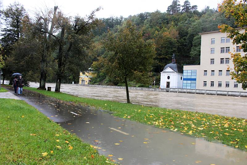 Bečva v lázních Teplice nad Bečvou ve středu 14. října 2020 v 15.30 hodin.