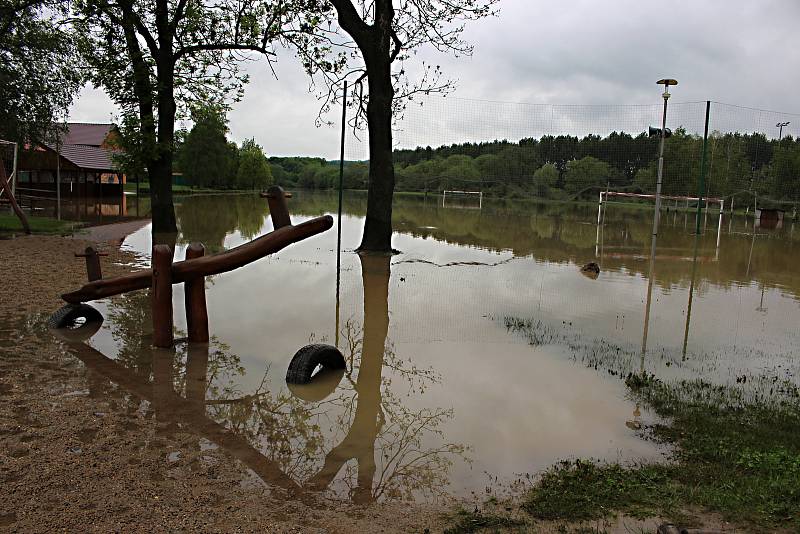 Zatopené hřiště v Ústí ve čtvrtek 23.5. 2019 dopoledne.