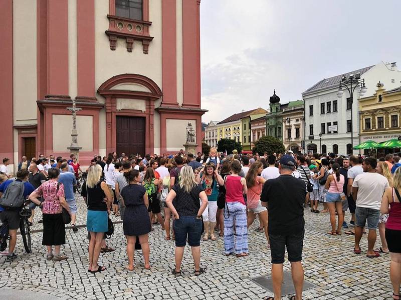 Tomík na cestách dorazil domů. Na hranickém náměstí ho přivítaly davy lidí.