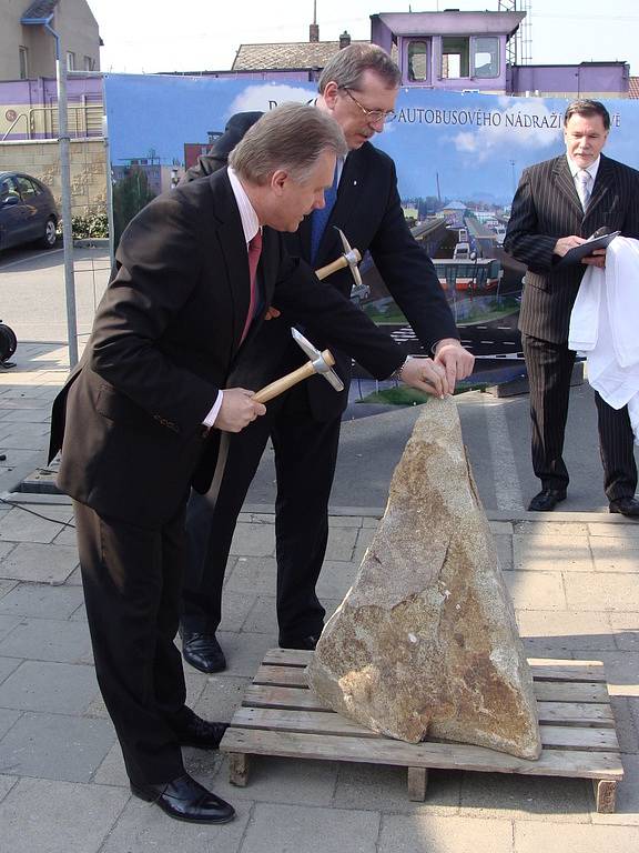 V Přerově byla zahájena ostře sledovaná stavba, na níž dostalo město dotaci 100 milionů. Na základní kámen stavby nádraží poklepal olomoucký hejtman Martin Tesařík spolu s přerovským primátorem Jiřím Lajtochem.