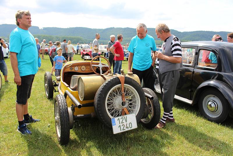 Air-auto-moto veteranfest na drahotušském letišti