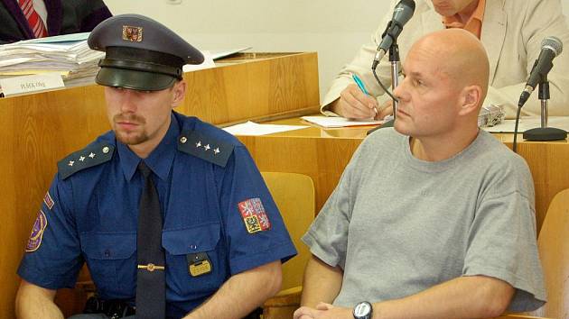 Petr Šmířák, který si v současnosti odpykává trest za majetkovou trestnou činnost, byl k soudu eskortován.