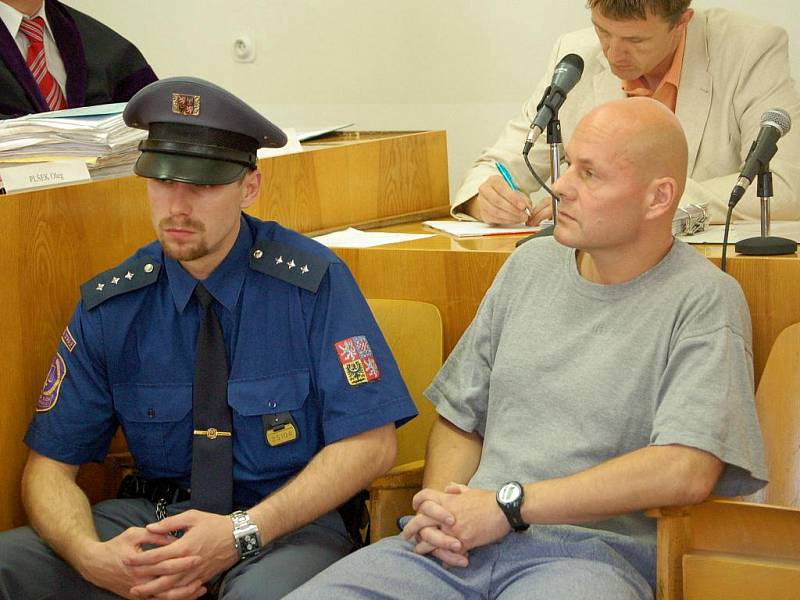 Petr Šmířák, který si v současnosti odpykává trest za majetkovou trestnou činnost, byl k soudu eskortován.