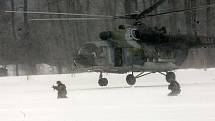 Hraničtí vojáci po přesunu vrtulníkem cvičí napadení patroly