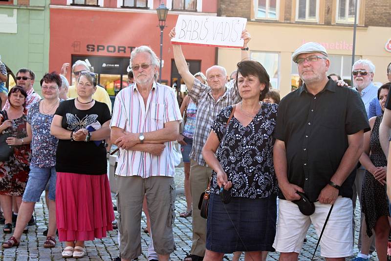 Demonstrace proti Andreji Babišovi v Hranicích. Zúčastnil se i disident a signatář Charty 77 z Lipníku nad Bečvou Tomáš Hradílek.